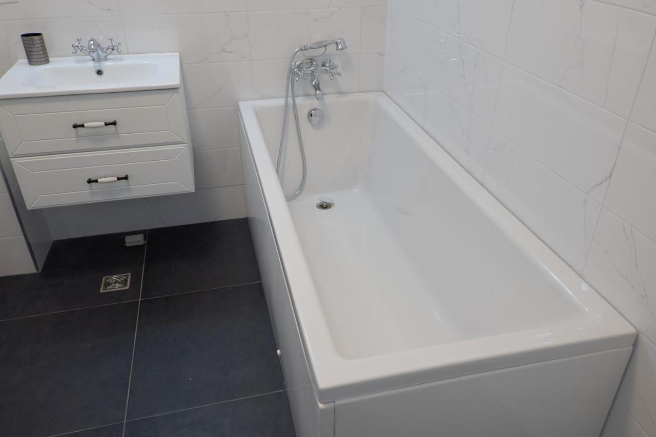 City Center Accomodation - 101 レシツァ エクステリア 写真