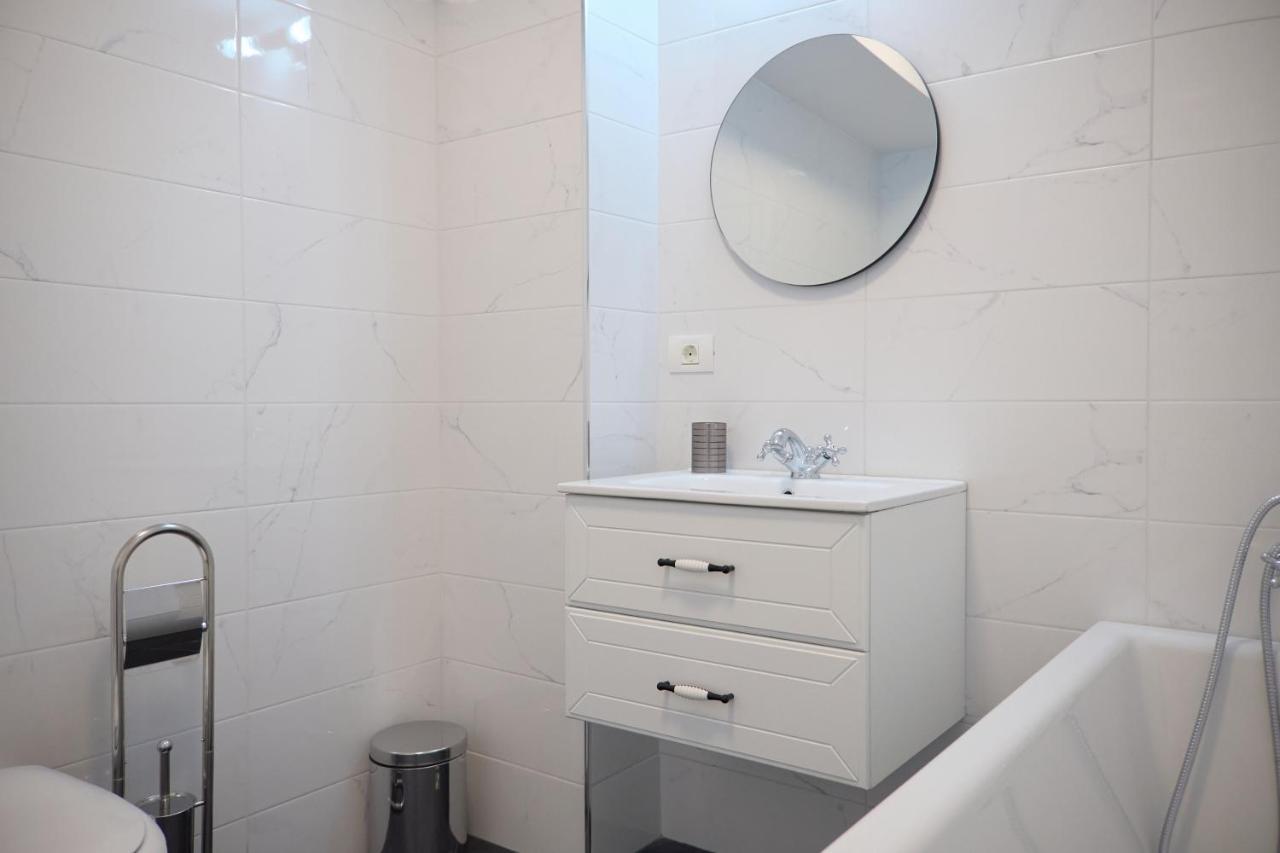 City Center Accomodation - 101 レシツァ エクステリア 写真